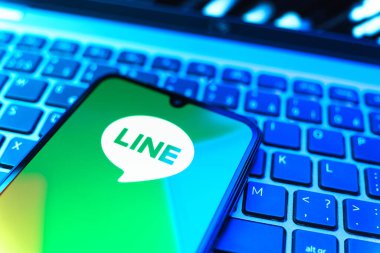 Prag, Çek Cumhuriyeti - 08 19 2025: Bir cep telefonunun klavyede duran ve hat logosunu gösteren yakın plan görüntüsü. Line aramalar, mesajlar ve çokluortam paylaşımı için bir mesajlaşma uygulamasıdır.