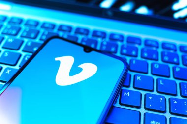 Prag, Çek Cumhuriyeti - 08 19 2025: Klavyede duran ve Vimeo logosunu gösteren bir cep telefonunun yakından görüntüsü. Vimeo, yüksek kaliteli video sunucu ve paylaşımı için bir platformdur.