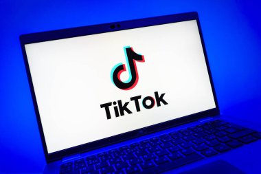 Prag, Çek Cumhuriyeti - 08 01 2025: TikTok logosunu gösteren dizüstü bilgisayarın yakın görüntüsü. TikTok kısa, yaratıcı ve viral video platformu.