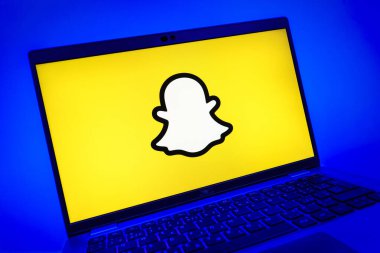 Prag, Çek Cumhuriyeti - 08 01 2025: Snapchat logosunu gösteren dizüstü bilgisayarın yakın görüntüsü. Snapchat fotoğraf, video ve geçici mesajlar göndermek için bir uygulamadır.