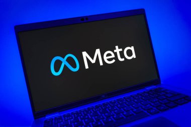 Prag, Çek Cumhuriyeti - 08 01 2025: Meta logosunu gösteren dizüstü bilgisayarın yakın görüntüsü. Meta, Facebook ve Instagram gibi sosyal platformlar sunan bir şirket..
