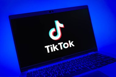 Prag, Çek Cumhuriyeti - 08 01 2025: TikTok logosunu gösteren dizüstü bilgisayarın yakın görüntüsü. TikTok kısa, yaratıcı ve viral video platformu.