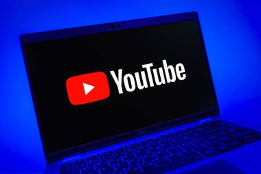 Prag, Çek Cumhuriyeti - 08 01 2025: Youtube logosunu gösteren bir dizüstü bilgisayarın yakından görüntüsü. Youtube dünya çapında videoları izlemek ve paylaşmak için bir platform.