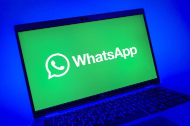 Prag, Çek Cumhuriyeti - 08 01 2025: WhatsApp logosunu gösteren dizüstü bilgisayarın yakın görüntüsü. WhatsApp mesaj, çağrı ve medya göndermek için bir uygulamadır.
