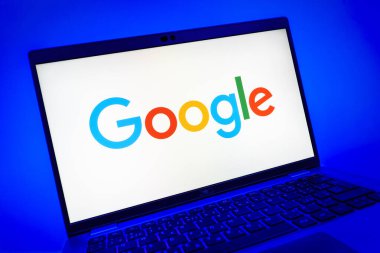 Prag, Çek Cumhuriyeti - 08 01 2025: Google logosunu gösteren dizüstü bilgisayarın yakın görüntüsü. Google bilgi için bir arama motoru ve teknoloji platformudur.