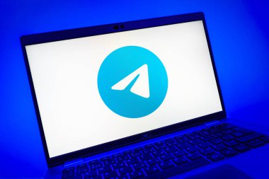 Prag, Çek Cumhuriyeti - 08 01 2025: Telegram logosunu gösteren dizüstü bilgisayarın yakın görüntüsü. Telgraf hızlı ve güvenli iletiler için bir uygulamadır.