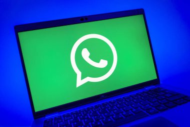 Prag, Çek Cumhuriyeti - 08 01 2025: WhatsApp logosunu gösteren dizüstü bilgisayarın yakın görüntüsü. WhatsApp mesaj, çağrı ve medya göndermek için bir uygulamadır.