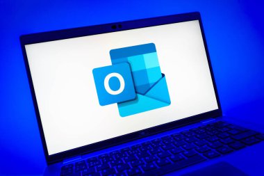 Prag, Çek Cumhuriyeti - 08 01 2025: Outlook logosunu gösteren dizüstü bilgisayarın yakın görüntüsü. Outlook iletileri göndermek ve yönetmek için bir e- posta platformudur.
