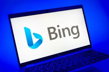 Prag, Çek Cumhuriyeti - 08 01 2025: Bing logosunu gösteren dizüstü bilgisayarın yakın görüntüsü. Bing çevrimiçi bilgi bulmak için bir arama motorudur.