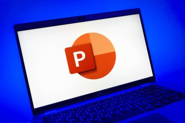 Prag, Çek Cumhuriyeti - 08 01 2025: Powerpoint logosunu gösteren dizüstü bilgisayarın yakın görüntüsü. Powerpoint sunumlar ve slayt gösterileri oluşturmak için bir yazılımdır..