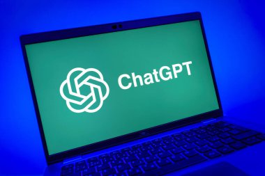 Prag, Çek Cumhuriyeti - 08 01 2025: ChatGPT logosunu gösteren dizüstü bilgisayarın yakın görüntüsü. ChatGPT metin üretmek ve soruları cevaplamak için bir yapay zeka sohbet robotudur..