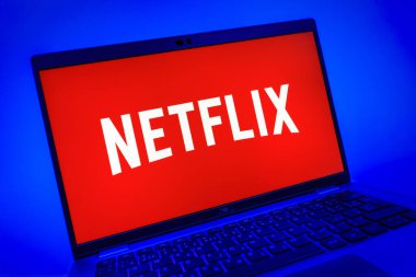 Prag, Çek Cumhuriyeti - 08 01 2025: Netflix logosunu gösteren dizüstü bilgisayarın yakın görüntüsü. Netflix sinema ve televizyon programları için bir yayın platformudur..