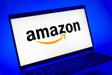 Prag, Çek Cumhuriyeti - 08 01 2025: Amazon logosunu gösteren dizüstü bilgisayarın yakın görüntüsü. Amazon, alışveriş ürünleri ve hizmetleri için çevrimiçi bir platformdur..