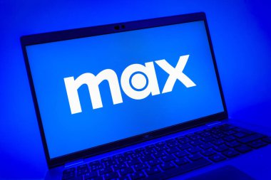 Prag, Çek Cumhuriyeti - 08 01 2025: Max logosunu gösteren dizüstü bilgisayarın yakın görüntüsü. Max, filmler, TV programları ve özgün içerikler için bir yayın platformudur..