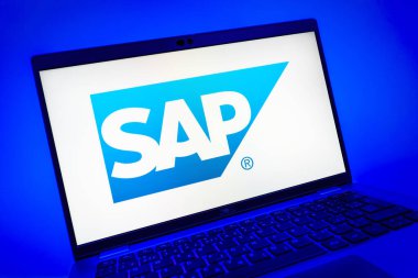 Prag, Çek Cumhuriyeti - 08 01 2025: SAP logosunu gösteren dizüstü bilgisayarın yakın görüntüsü. SAP, şirket uygulamaları ve çözümleri sağlayan bir yazılım şirketidir..