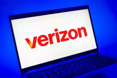 Prag, Çek Cumhuriyeti - 08 01 2025: Verizon logosunu gösteren dizüstü bilgisayarın yakın görüntüsü. Verizon, kablosuz ve geniş bant hizmetleri sağlayan bir telekom şirketidir..