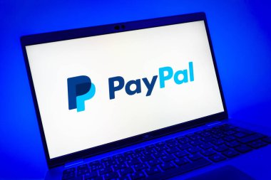 Prag, Çek Cumhuriyeti - 08 01 2025: PayPal logosunu gösteren dizüstü bilgisayarın yakın görüntüsü. PayPal çevrimiçi ödemeler ve para transferleri için bir platformdur.
