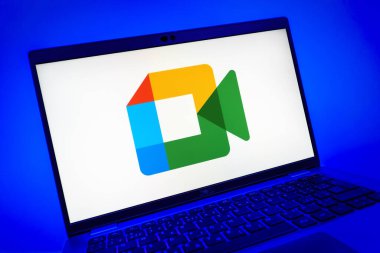 Prag, Çek Cumhuriyeti - 08 01 2025: Google Meet logosunu gösteren dizüstü bilgisayarın yakın görüntüsü. Google Meet video toplantıları ve çevrimiçi işbirliği için bir platformdur.