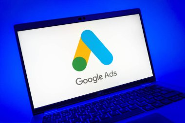 Prag, Çek Cumhuriyeti - 08 01 2025: Google Ads logosunu gösteren dizüstü bilgisayarın yakın görüntüsü. Google Reklamları, çevrimiçi reklamlar yaratmak ve yönetmek için bir platformdur.