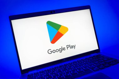 Prag, Çek Cumhuriyeti - 08 01 2025: Google Play logosunu gösteren dizüstü bilgisayarın yakın görüntüsü. Google Play uygulamaları, oyunları ve dijital içeriği indirmek için bir platformdur.