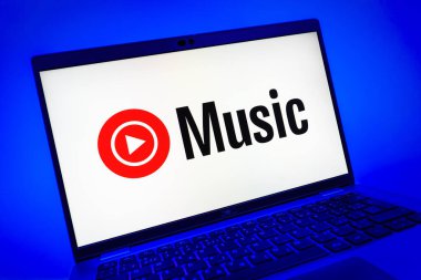 Prag, Çek Cumhuriyeti - 08 01 2025: Youtube Müzik logosunu gösteren dizüstü bilgisayarın yakın görüntüsü. Youtube Music müzik için bir platformdur..