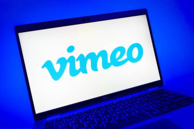 Prag, Çek Cumhuriyeti - 08 01 2025: Vimeo logosunu gösteren dizüstü bilgisayarın yakın görüntüsü. Vimeo, yüksek kaliteli video sunucu ve paylaşımı için bir platformdur.