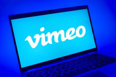 Prag, Çek Cumhuriyeti - 08 01 2025: Vimeo logosunu gösteren dizüstü bilgisayarın yakın görüntüsü. Vimeo, yüksek kaliteli video sunucu ve paylaşımı için bir platformdur.