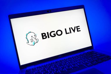 Prag, Çek Cumhuriyeti - 08 01 2025: Bigo Live logosunu gösteren dizüstü bilgisayarın yakın görüntüsü. Bigo Live canlı yayın ve sosyal etkileşim için bir platformdur.