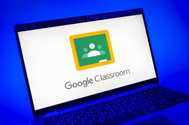 Prag, Çek Cumhuriyeti - 08 01 2025: Google Sınıfı logosunu gösteren dizüstü bilgisayarın yakın görüntüsü. Google Sınıfı, sınıfları ve eğitim içeriğini yönetmek için bir platformdur.