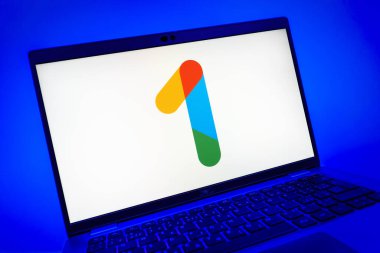 Prag, Çek Cumhuriyeti - 08 01 2025: Google One logosunu gösteren dizüstü bilgisayarın yakın görüntüsü. Google 1 bulut depolama ve abonelik hizmetleri için bir platformdur.