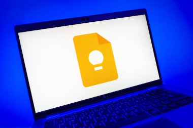 Prag, Çek Cumhuriyeti - 08 01 2025: Google Keep logosunu gösteren dizüstü bilgisayarın yakın görüntüsü. Google Keep notlar, listeler ve hatırlatıcılar için bir platformdur.