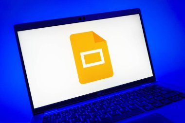 Prag, Çek Cumhuriyeti - 08 01 2025: Google Slides logosunu gösteren dizüstü bilgisayarın yakın görüntüsü. Google Slides sunumlar ve slayt gösterileri oluşturmak için bir platformdur.