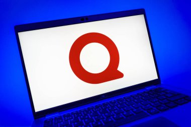 Prag, Çek Cumhuriyeti - 08 01 2025: Quora logosunu gösteren dizüstü bilgisayarın yakın görüntüsü. Quora soru sormak ve bilgi paylaşmak için bir platformdur..