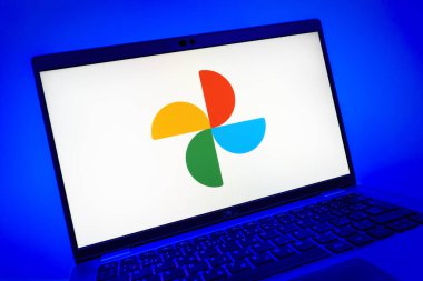 Prag, Çek Cumhuriyeti - 08 01 2025: Google Photos logosunu gösteren dizüstü bilgisayarın yakın görüntüsü. Google Fotoğrafları fotoğraf ve videoları saklamak ve düzenlemek için bir platformdur.
