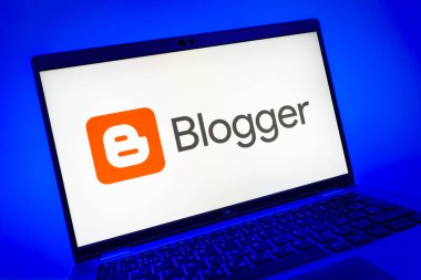 Prag, Çek Cumhuriyeti - 08 01 2025: Blogger logosunu gösteren dizüstü bilgisayarın yakın görüntüsü. Blogger blog oluşturma ve yayınlama için bir platformdur.