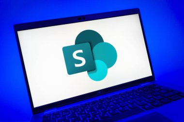 Prag, Çek Cumhuriyeti - 08 01 2025: Microsoft Sharepoint logosunu gösteren dizüstü bilgisayarın yakın görüntüsü. Microsoft Sharepoint işbirliği ve belge yönetimi için bir platformdur.