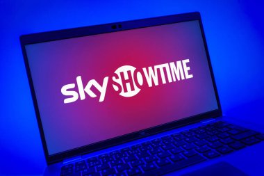 Prag, Çek Cumhuriyeti - 08 01 2025: SkyShowtime logosunu gösteren dizüstü bilgisayarın yakın görüntüsü. SkyShowtime, sinema ve televizyon dizileri için bir yayın platformudur..