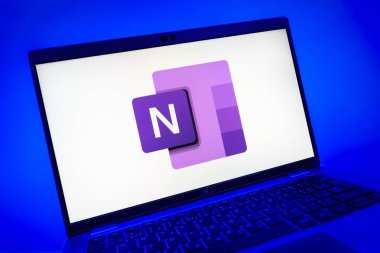 Prag, Çek Cumhuriyeti - 08 01 2025: Microsoft OneNote logosunu gösteren dizüstü bilgisayarın yakın görüntüsü. Microsoft OneNote not almak ve düzenlemek için bir platformdur.