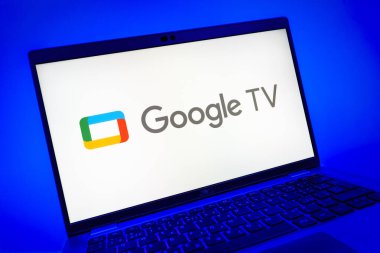 Prag, Çek Cumhuriyeti - 08 01 2025: Google TV logosunu gösteren dizüstü bilgisayarın yakın görüntüsü. Google TV film, program ve uygulamalar için bir platformdur..