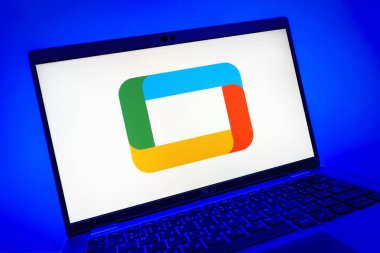 Prag, Çek Cumhuriyeti - 08 01 2025: Google TV logosunu gösteren dizüstü bilgisayarın yakın görüntüsü. Google TV film, program ve uygulamalar için bir platformdur..