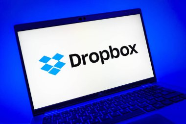 Prag, Çek Cumhuriyeti - 08 01 2025: Dropbox logosunu gösteren dizüstü bilgisayarın yakın görüntüsü. Dropbox bulut depolama ve dosya paylaşımı için bir platformdur.