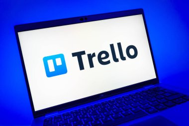 Prag, Çek Cumhuriyeti - 08 01 2025: Trello logosunu gösteren dizüstü bilgisayarın yakın görüntüsü. Trello, tahta ve görevleri kullanarak proje yönetimi için bir platformdur.