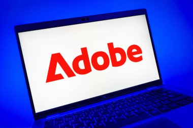 Prag, Çek Cumhuriyeti - 08 01 2025: Adobe logosunu gösteren dizüstü bilgisayarın yakın görüntüsü. Adobe yaratıcı araçlar ve hizmetler sunan bir yazılım şirketidir..