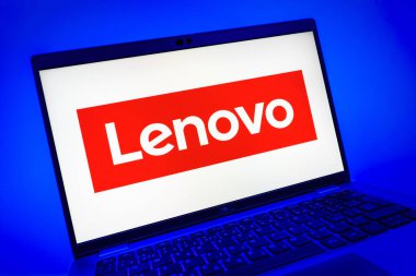 Prag, Çek Cumhuriyeti - 08 01 2025: Lenovo logosunu gösteren dizüstü bilgisayarın yakın görüntüsü. Lenovo bilgisayar ve elektronik üreten bir teknoloji şirketidir..