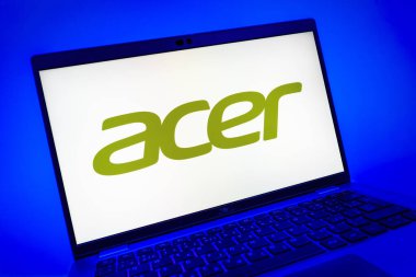 Prag, Çek Cumhuriyeti - 08 01 2025: Acer logosunu gösteren dizüstü bilgisayarın yakın görüntüsü. Acer bilgisayar ve elektronik üreten bir teknoloji şirketidir..