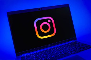 Prag, Çek Cumhuriyeti - 08 01 2025: Instagram logosunu gösteren dizüstü bilgisayarın yakın görüntüsü. Instagram fotoğraf ve video paylaşımı için bir sosyal medya platformudur..