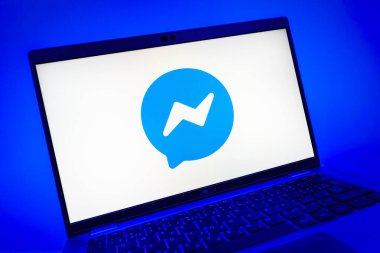 Prag, Çek Cumhuriyeti - 08 01 2025: Messenger logosunu gösteren dizüstü bilgisayarın yakın görüntüsü. Haberci Facebook 'ta mesajlaşma ve sohbet için bir platformdur.