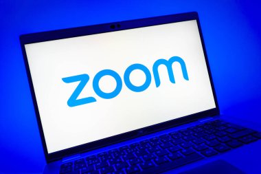 Prag, Çek Cumhuriyeti - 08 01 2025: Zoom logosunu gösteren dizüstü bilgisayarın yakın görüntüsü. Zoom video toplantıları ve çevrimiçi işbirliği için bir platform.