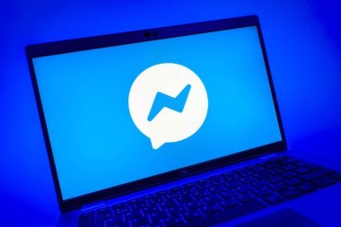 Prag, Çek Cumhuriyeti - 08 01 2025: Messenger logosunu gösteren dizüstü bilgisayarın yakın görüntüsü. Haberci Facebook 'ta mesajlaşma ve sohbet için bir platformdur.