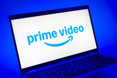 Prag, Çek Cumhuriyeti - 08 01 2025: Prime video logosunu gösteren dizüstü bilgisayarın yakın görüntüsü. Asal video, filmler ve TV programları için bir yayın platformudur..